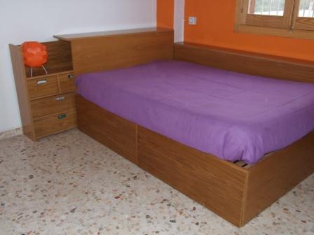 Conjunto de cama y cabecero con mesita